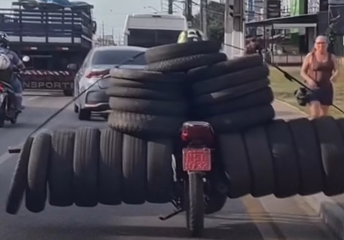 Imagem - Motociclista chama atenção ao transportar vários pneus na Augusto Montenegro
